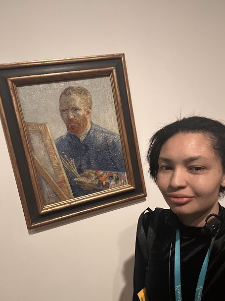Janne Xavier junto a uma obra de Vincent van Gogh no museu