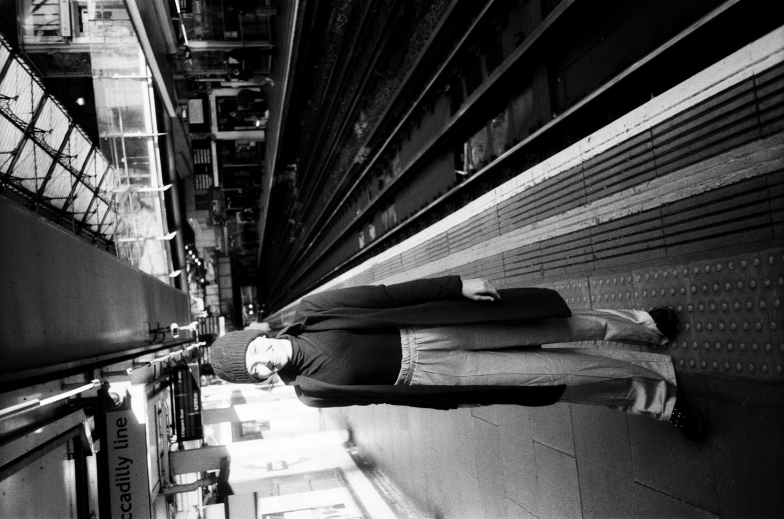 Janne Xavier numa estação ferroviária
